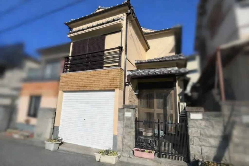 兵庫県川西市 S様邸｜外壁塗装・庇補修・シャッター塗装（施工後）