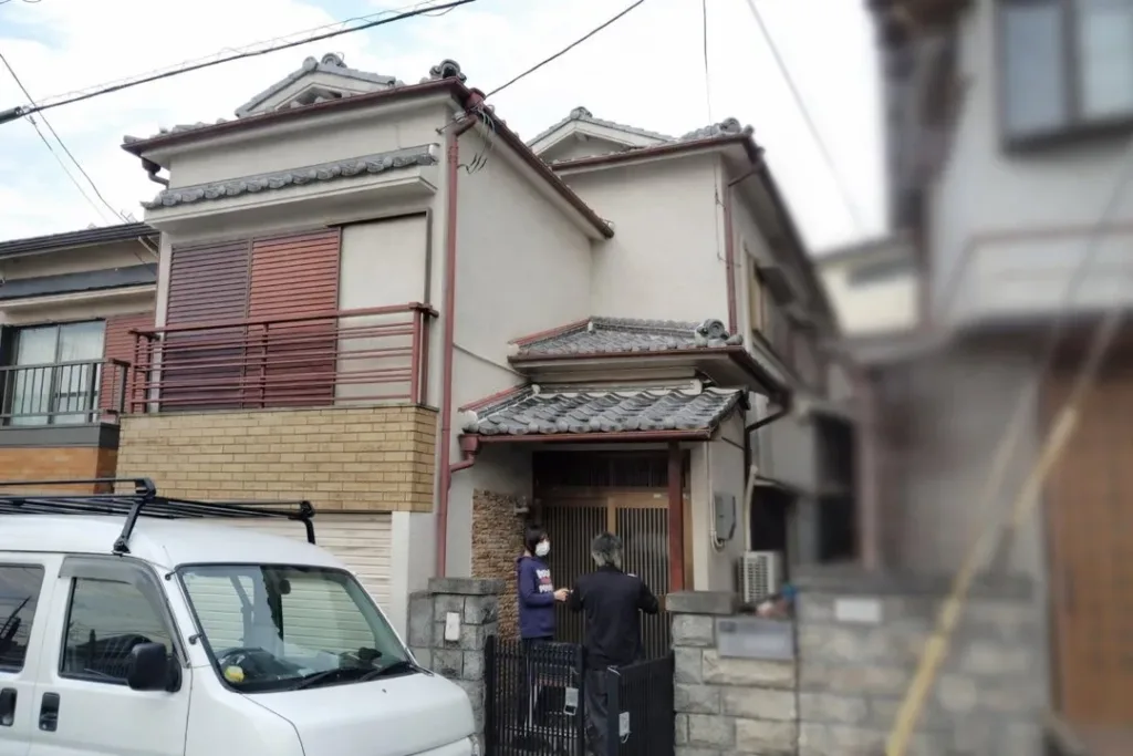 兵庫県川西市 S様邸｜外壁塗装・庇補修・シャッター塗装（施工前）